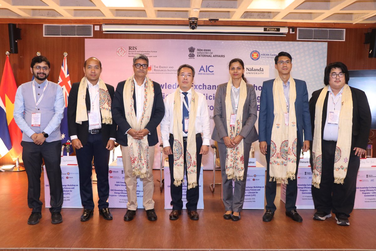 Session 3 on Energy Efficiency Initiatives in ASEAN–National Success Stories, chaired by <a href="/Bh_Chandra/">Chandra Bhushan</a>, President, <a href="/iForestGlobal/">iFOREST</a>, discussed initiatives and shared experiences of various <a href="/ASEAN/">ASEAN</a> member states in enhancing energy efficiency.
<a href="/RIS_NewDelhi/">RIS</a> <a href="/aseanenergy/">ASEAN Centre for Energy</a> <a href="/PETRAMalaysia/">Kementerian Peralihan Tenaga dan Transformasi Air</a>