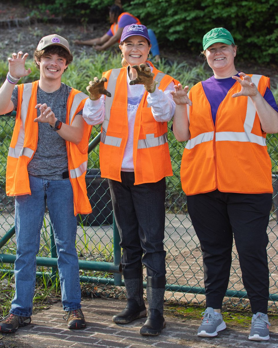 Dr. Kelli R. Brown (@wcuchancellor) on Twitter photo Throwback to Staff Senate's sponsored group road cleanup back in August. I was proud to join roughly 40 other volunteers to help clean up and prepare the front entrance of campus before classes began. A huge thank you to all who joined that effort! Throwback to Staff Senate's sponsored group road cleanup back in August. I was proud to join roughly 40 other volunteers to help clean up and prepare the front entrance of campus before classes began. A huge thank you to all who joined that effort!