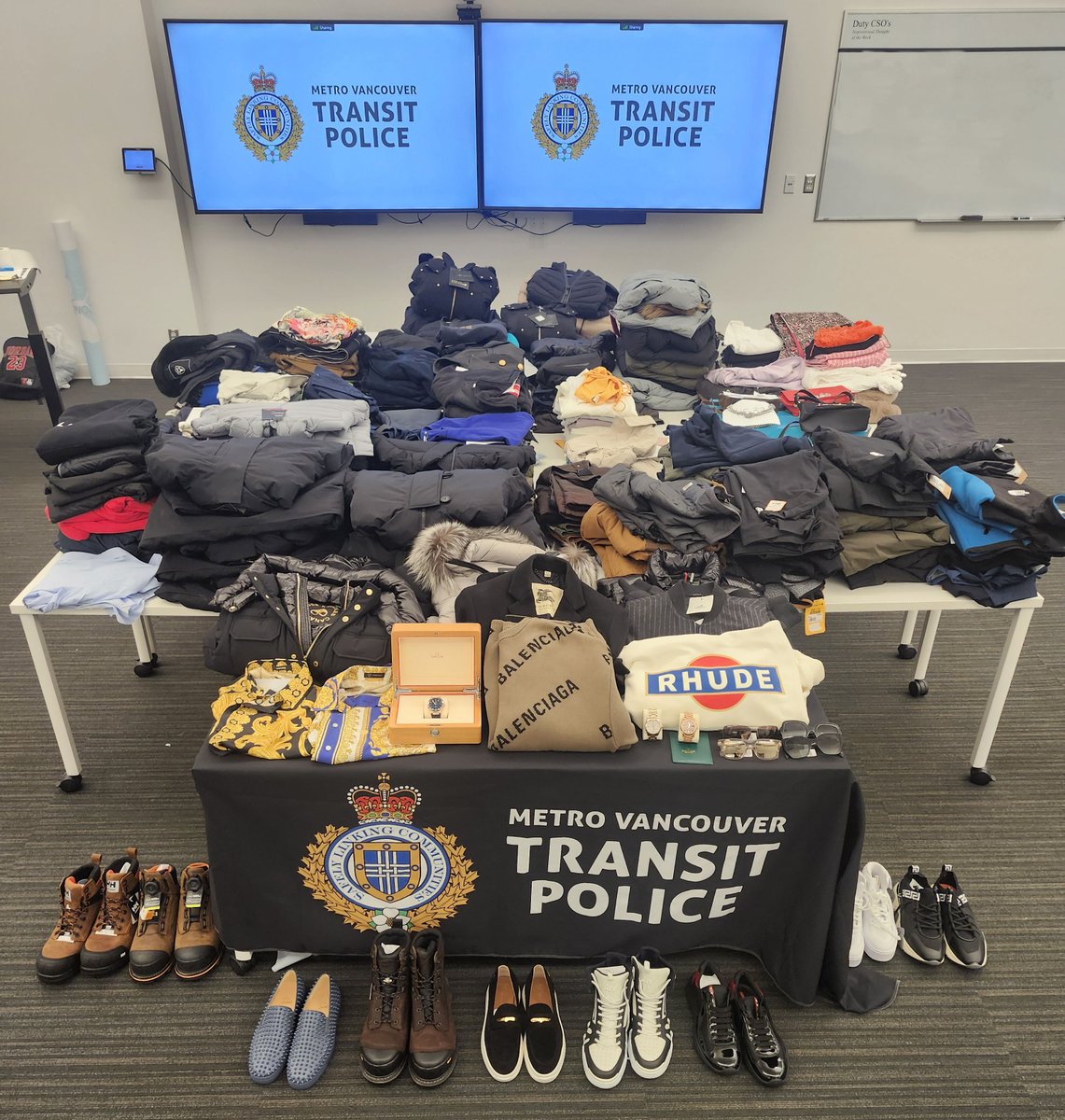 #MediaRelease: <a href="/TransitPoliceBC/">Metro Vancouver Transit Police</a> have arrested three individuals in connection with  an alleged organized theft ring after a search warrant revealed stolen high-end goods with an estimated retail value of $203,800.

transitpolice.ca/news-posts/tra…