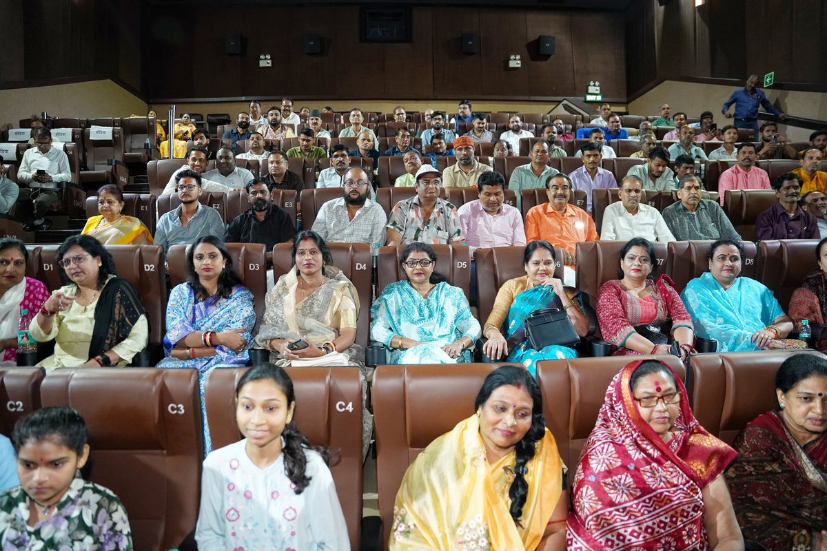 आज भोपाल में आदरणीय प्रधानमंत्री श्री <a href="/narendramodi/">Narendra Modi</a> जी के जीवन पर आधारित लघु फिल्म ‘चलो जीते हैं’ देखने का अवसर मिला।

यह फिल्म माननीय मोदी जी के अतीत से वर्तमान तक की प्रेरक यात्रा और उनके बाल्यकाल की परिस्थितियों को आदर्श रूप में प्रस्तुत करती है। फिल्म ने मोदी जी के ध्येय