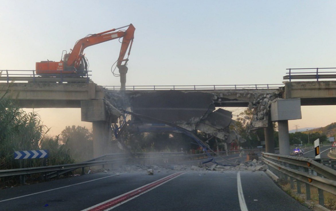 Trabajamos para solucionar los daños ocasionados este jueves por el accidente de un camión en la N-337a y N-332 en Gandía.

Actuación de urgencia para restablecer la normalidad de forma inmediata y reconstruir luego el paso superior.