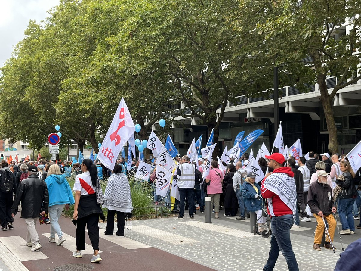 Beaucoup de monde cet après midi pour répondre à l’appel des syndicats.
A #Lille, comme dans tout le pays, les Français se mobilisent pour + de justice sociale, la défense des services publics… 
<a href="/Ardeslandes/">Arnaud Deslandes</a> <a href="/A_Linkenheld/">Audrey LINKENHELD</a> <a href="/ch_brun/">Charlotte Brun</a> <a href="/DidierManier/">Didier Manier</a>