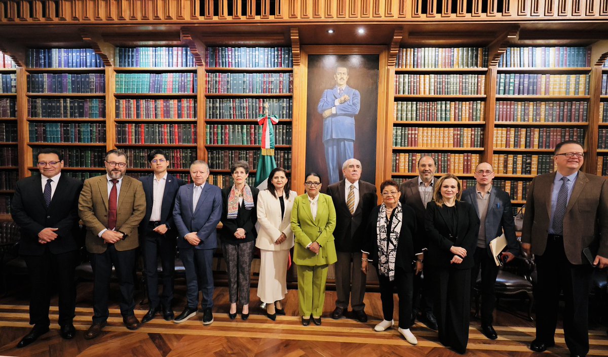 Hoy, como parte de la Comisión Presidencial para la #ReformaElectoral, nos reunimos con las y los magistrados de la Sala Superior del <a href="/TEPJF_informa/">Tribunal Electoral del PJF</a>.

Escuchar sus visiones y experiencias es esencial para avanzar hacia una reforma que fortalezca nuestra democracia y la confianza