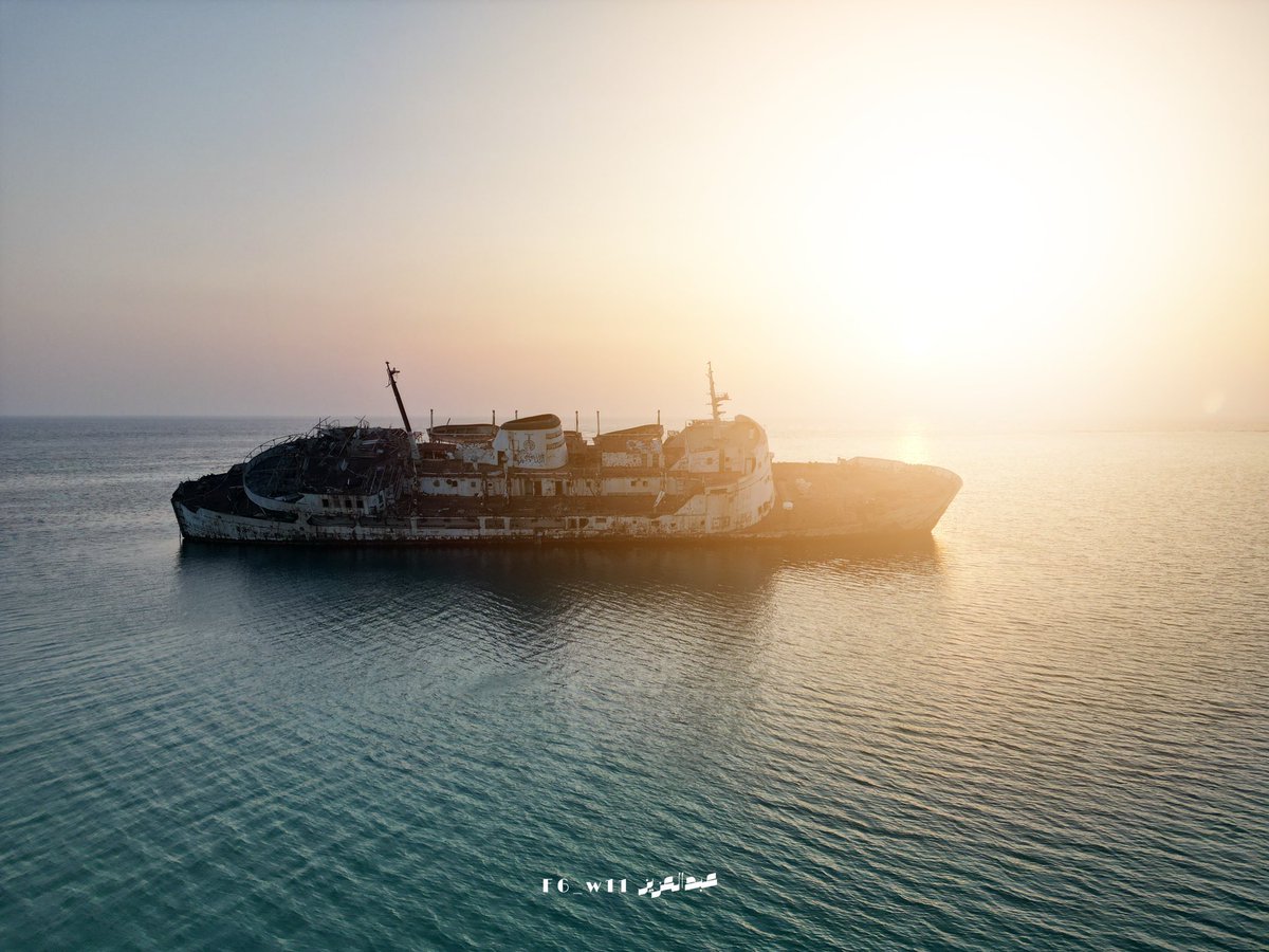 سفينة الشعيبة.. "تيتانيك السعودية" المهجورة على سواحل البحر الأحمر:

قبالة ساحل الشعيبة جنوب مدينة جدة، ترسو بقايا سفينة ضخمة تُعرف محليًا باسم "الفهد"، والتي تحوّلت مع الوقت إلى معلم بارز وأحد أشهر حطام السفن في المملكة.

السفينة غرقت قبل أكثر من ٣٠ عامًا، ولا تزال أجزاء كبيرة