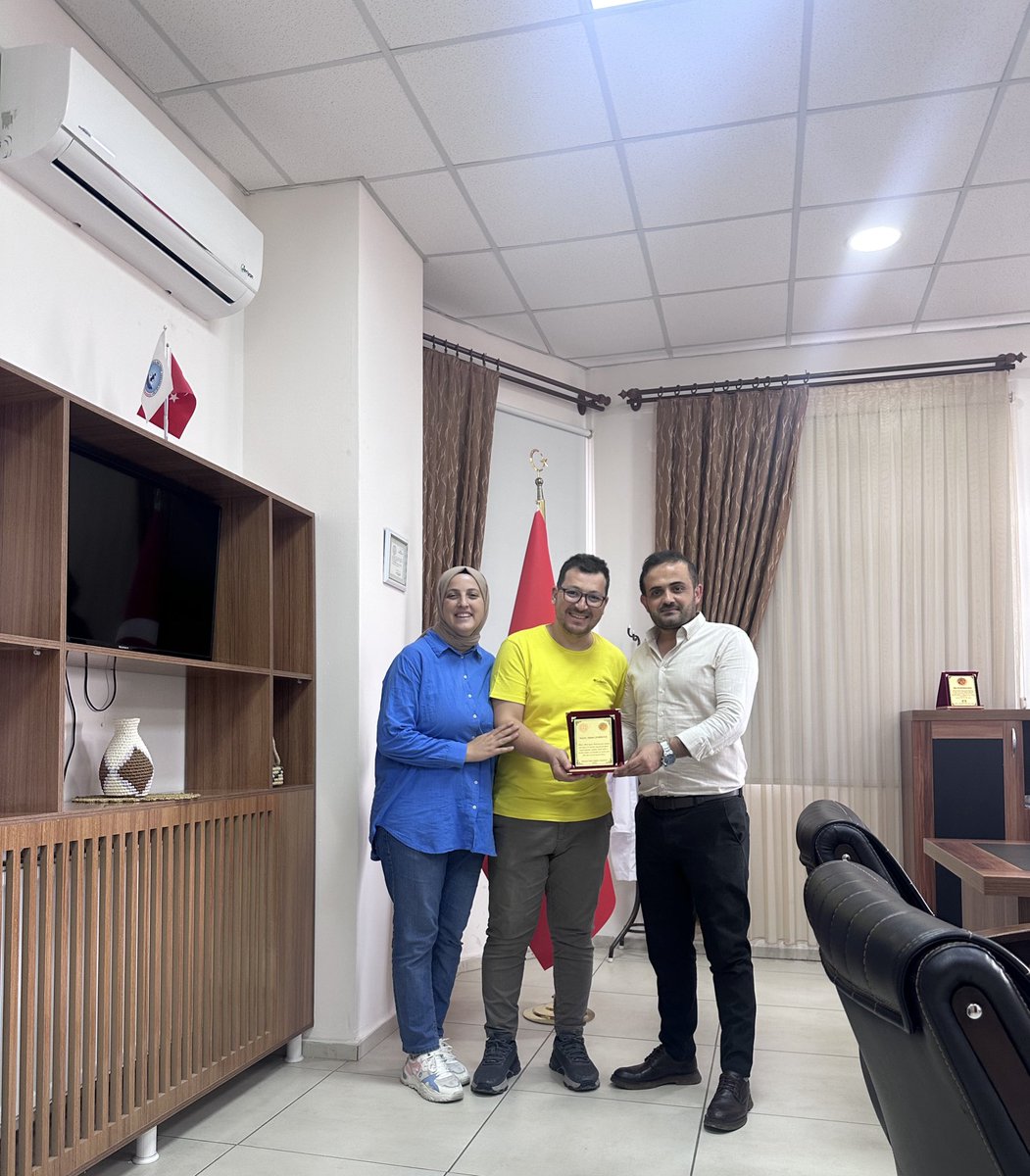 Kurumumuza kıymetli katkılar sunan Öğretmenimiz Ahmet Sarıkaya’ya, hizmetlerinden dolayı teşekkür plaketi takdim edildi.
Plaket, kurumumuz adına Müdür Yardımcımız Baran Selimoğlu tarafından sunuldu.
Kendisine ve değerli eşine, emekleri ve katkıları için teşekkür ederiz.