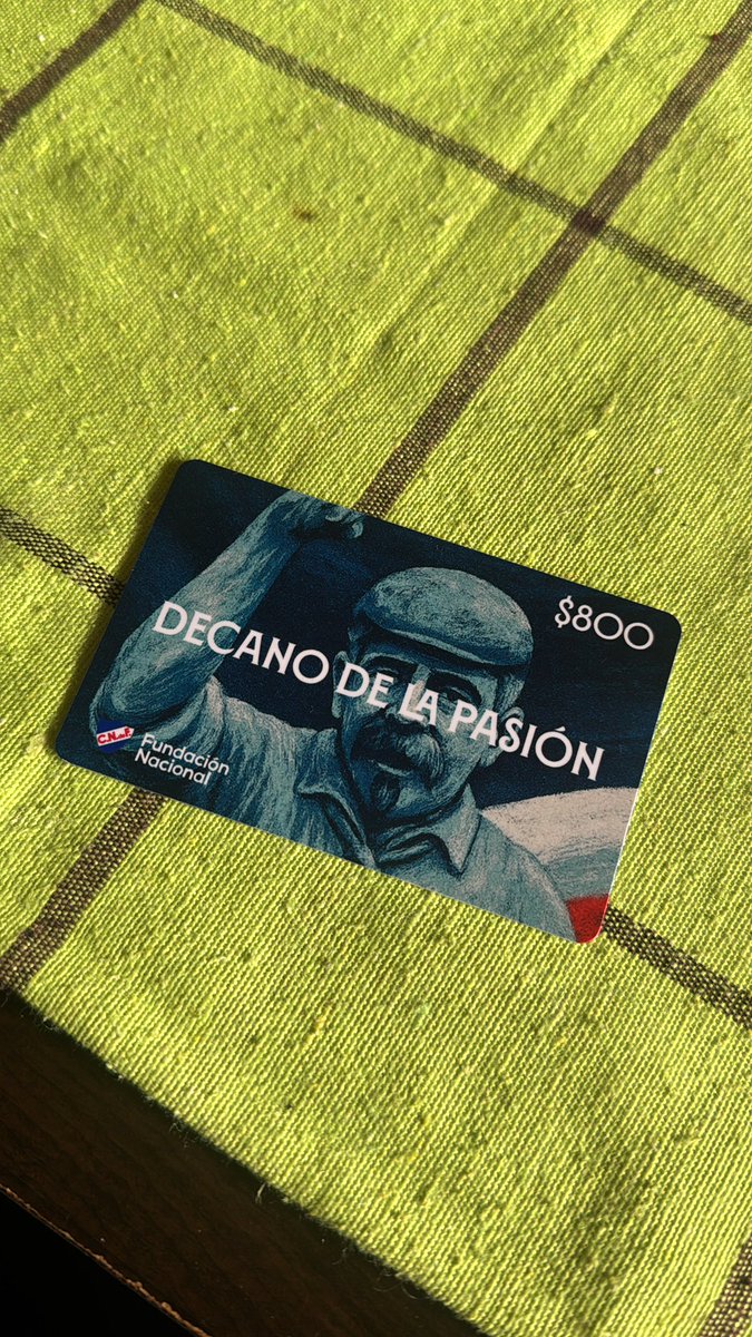 BryanBrumm's tweet photo. Mi viejo estuvo de mozo en la Gala y me trajo un souvenir el tipo https://t.co/mC7UI86obD