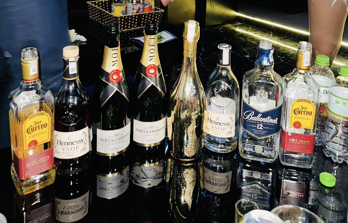 bunnybarlounge's tweet photo. September 
The month of champagne parties.🍾🥂💃🏼🍷

#バー 
#ガールズバー 
#ダナン旅行 
#お酒を飲む 
#ダナンのガールズバー 
#ゲーム 
#面白い 
#バーで楽しむ 
#ダナンの女の子 https://t.co/4QvuXYFhw7