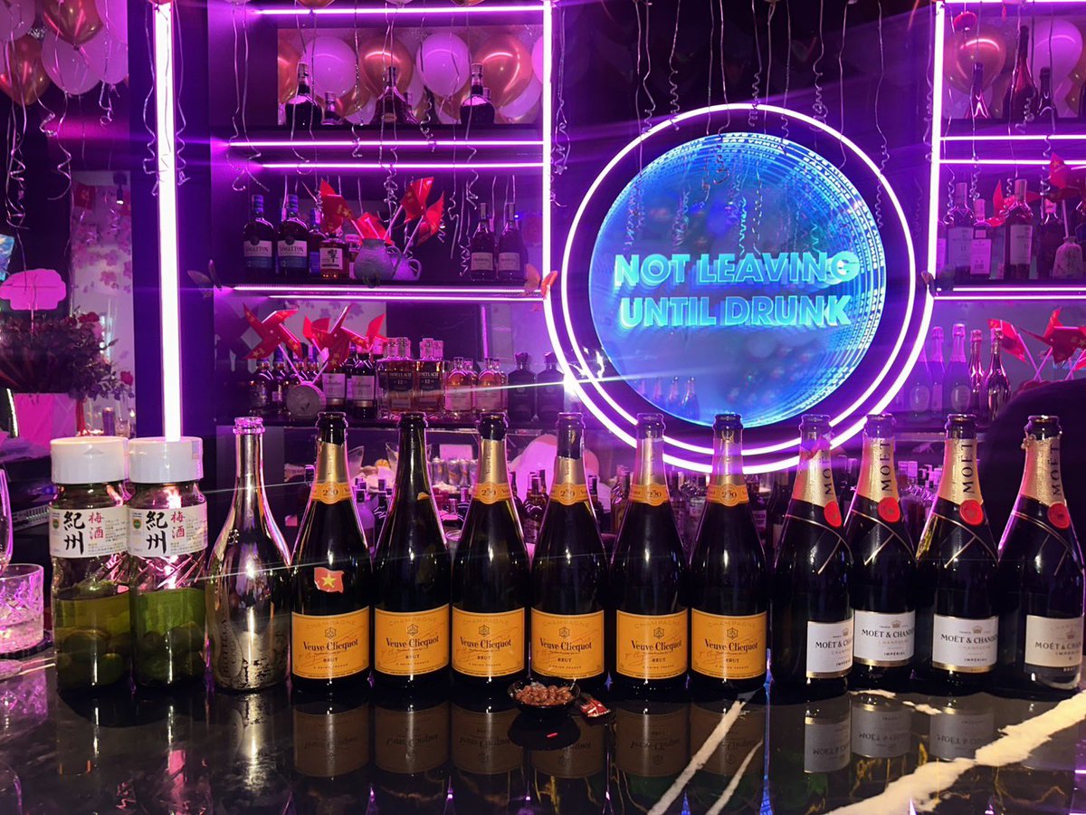bunnybarlounge's tweet photo. September 
The month of champagne parties.🍾🥂💃🏼🍷

#バー 
#ガールズバー 
#ダナン旅行 
#お酒を飲む 
#ダナンのガールズバー 
#ゲーム 
#面白い 
#バーで楽しむ 
#ダナンの女の子 https://t.co/4QvuXYFhw7