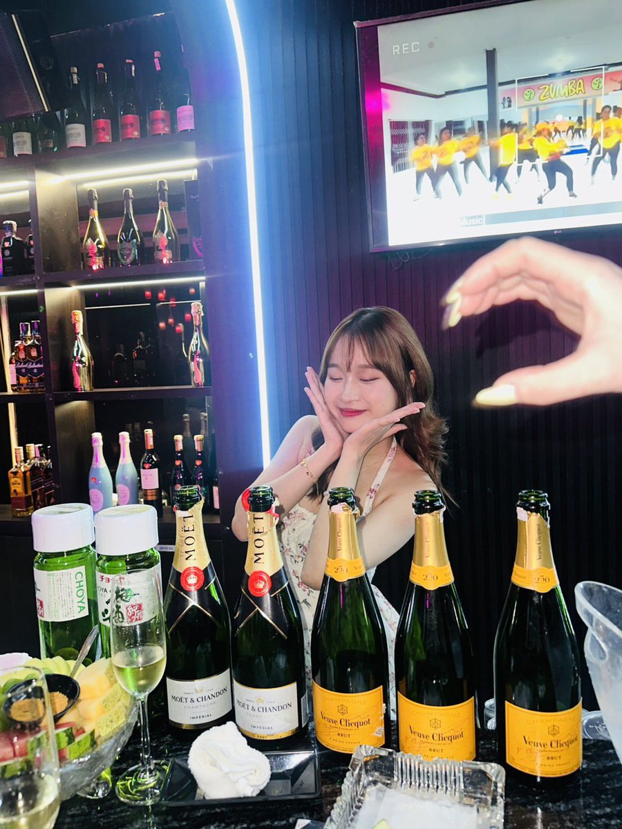 bunnybarlounge's tweet photo. September 
The month of champagne parties.🍾🥂💃🏼🍷

#バー 
#ガールズバー 
#ダナン旅行 
#お酒を飲む 
#ダナンのガールズバー 
#ゲーム 
#面白い 
#バーで楽しむ 
#ダナンの女の子 https://t.co/4QvuXYFhw7