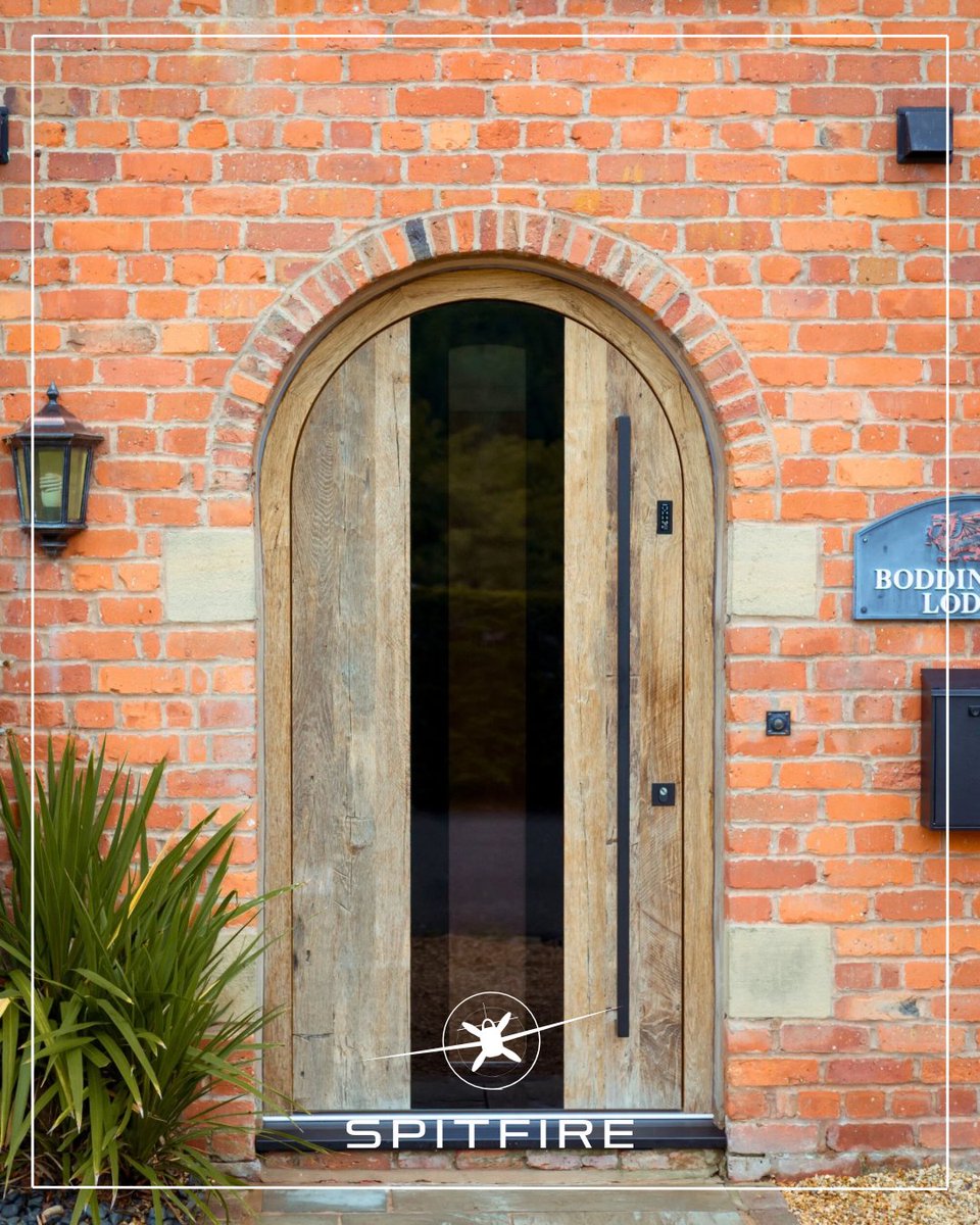 SpitfireDoors's tweet image. Modern design meets rustic charm 🌿
This stunning  Spitfire S-400 Timber Door perfectly complements its natural stone and timber setting.
🔗 Design yours at spitfiredoors.co.uk

#SpitfireDoors