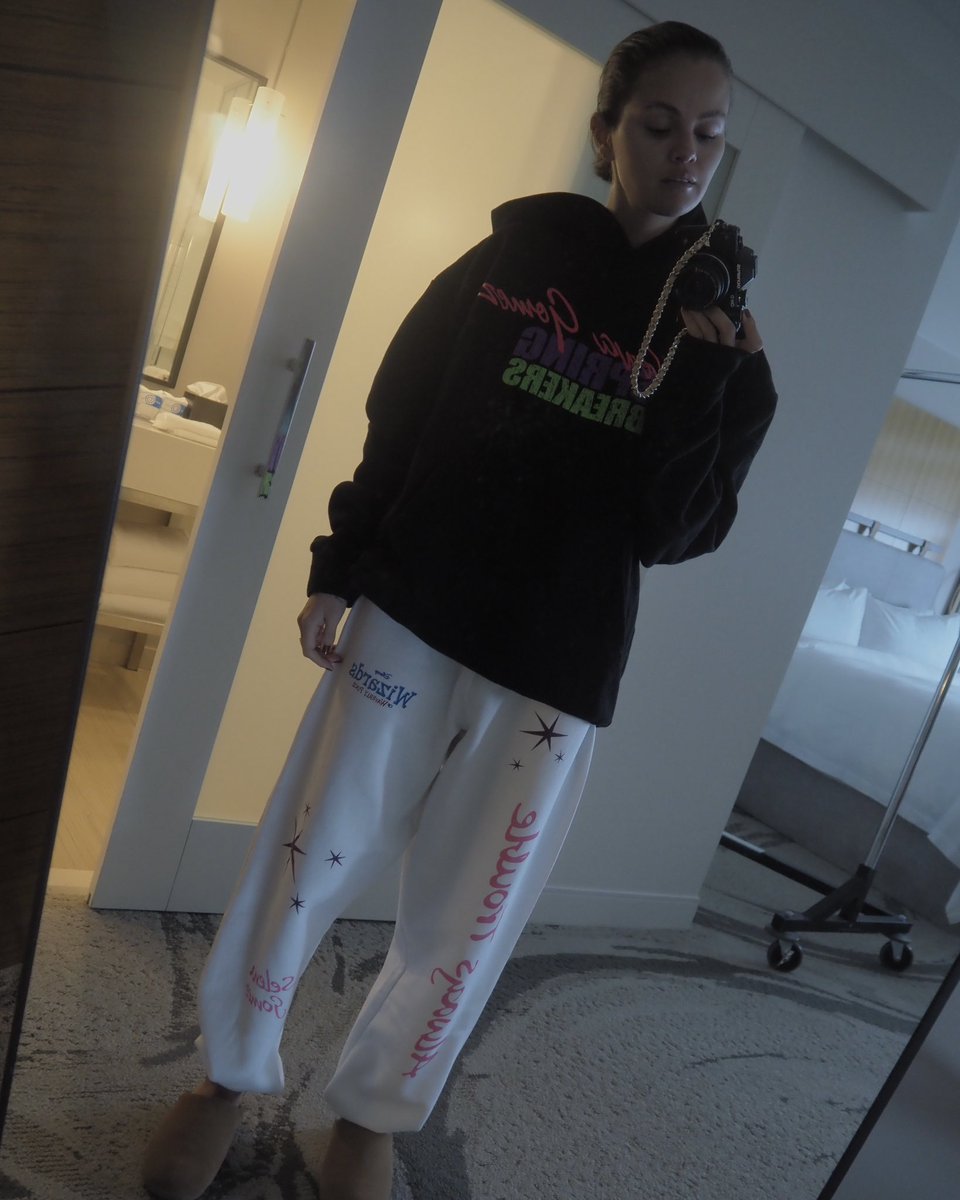 SelenaFanClub's tweet image. Celebrating Throwback Thursday with a very special drop 💟 Shop the Selena Gomez Throwback Collection now on @Complex’s website

complex.com/shop/drops/sel…