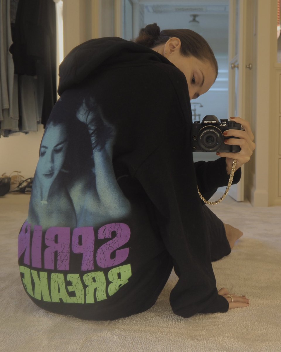 SelenaFanClub's tweet image. Celebrating Throwback Thursday with a very special drop 💟 Shop the Selena Gomez Throwback Collection now on @Complex’s website

complex.com/shop/drops/sel…