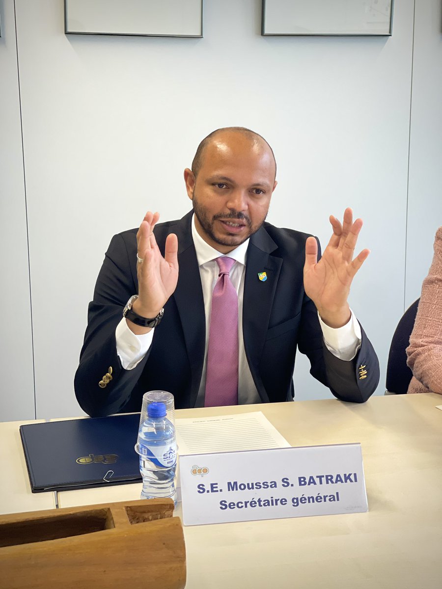 PressACP's tweet photo. Le Secrétaire général de l’OEACP, S.E. M. Moussa Saleh Batraki, a reçu S.E. l’Ambassadeur de la République d’Haïti Dr. Alrich Nicolas au nouveau siège de l’Organisation.

Les échanges ont porté sur la participation active d’Haïti au 11ᵉ Sommet des Chefs d’État et de Gouvernement de l’OEACP, prévu à Malabo en mars 2026, notamment au Forum sur la Paix et la Sécurité qui se tiendra en marge du Sommet. Ils ont également évoqué le soutien de l’OEACP et de ses États membres au projet de résolution que les États-Unis et le Panama préparent pour le Conseil de sécurité des Nations Unies, en marge de l’Assemblée générale, afin de renforcer les actions contre les gangs en Haïti.

Le Secrétaire général a salué l’engagement d’Haïti et a réaffirmé la disponibilité du Secrétariat à accompagner le pays dans ses efforts en faveur de la paix, de la sécurité et du multilatéralisme.

@MBatraki @AmbHaitiBenelux 

#Caricom #Jamaicagleaner #Haiti #info 
#UNHaiti