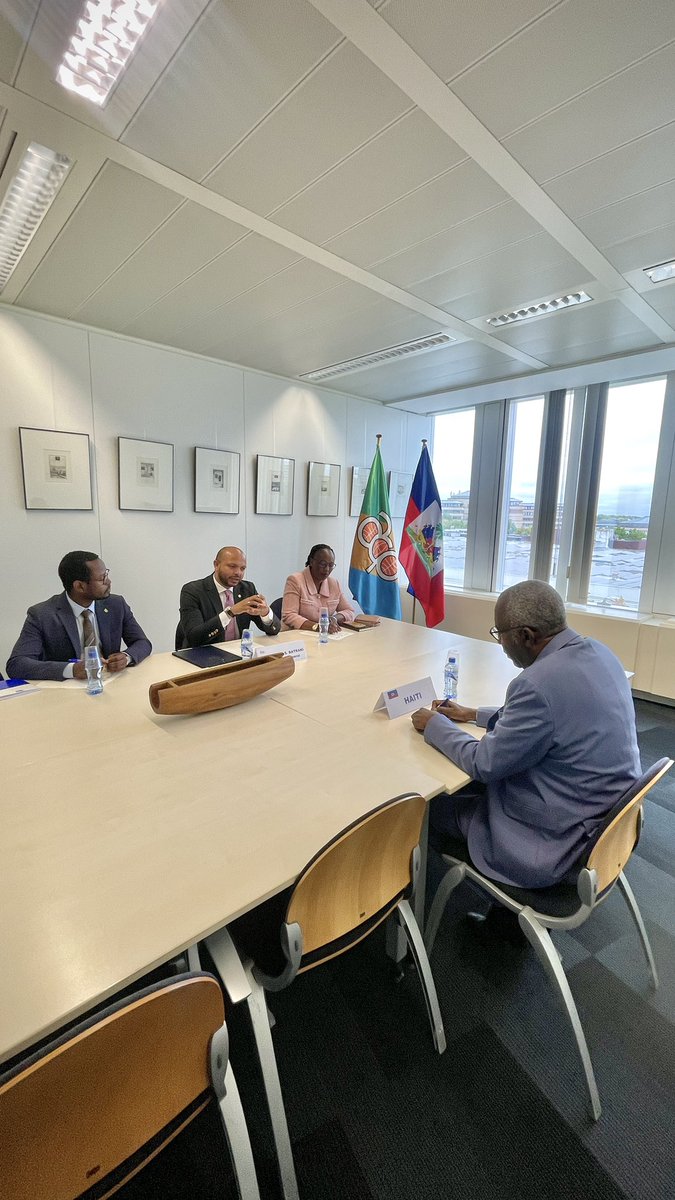 PressACP's tweet photo. Le Secrétaire général de l’OEACP, S.E. M. Moussa Saleh Batraki, a reçu S.E. l’Ambassadeur de la République d’Haïti Dr. Alrich Nicolas au nouveau siège de l’Organisation.

Les échanges ont porté sur la participation active d’Haïti au 11ᵉ Sommet des Chefs d’État et de Gouvernement de l’OEACP, prévu à Malabo en mars 2026, notamment au Forum sur la Paix et la Sécurité qui se tiendra en marge du Sommet. Ils ont également évoqué le soutien de l’OEACP et de ses États membres au projet de résolution que les États-Unis et le Panama préparent pour le Conseil de sécurité des Nations Unies, en marge de l’Assemblée générale, afin de renforcer les actions contre les gangs en Haïti.

Le Secrétaire général a salué l’engagement d’Haïti et a réaffirmé la disponibilité du Secrétariat à accompagner le pays dans ses efforts en faveur de la paix, de la sécurité et du multilatéralisme.

@MBatraki @AmbHaitiBenelux 

#Caricom #Jamaicagleaner #Haiti #info 
#UNHaiti