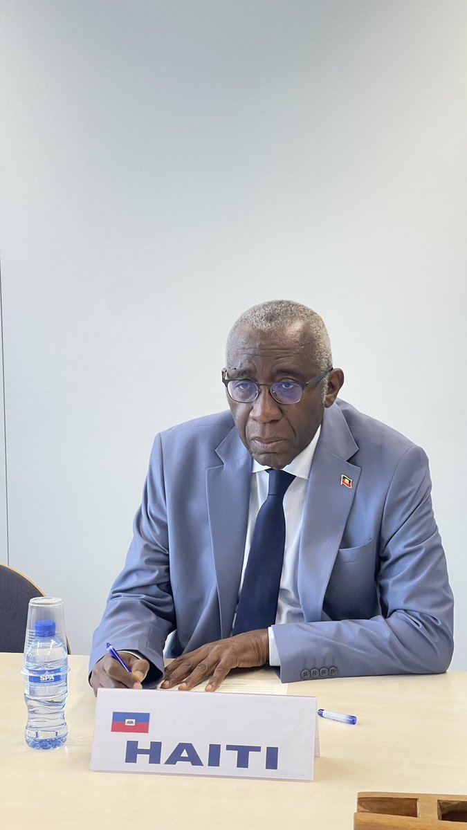 PressACP's tweet photo. Le Secrétaire général de l’OEACP, S.E. M. Moussa Saleh Batraki, a reçu S.E. l’Ambassadeur de la République d’Haïti Dr. Alrich Nicolas au nouveau siège de l’Organisation.

Les échanges ont porté sur la participation active d’Haïti au 11ᵉ Sommet des Chefs d’État et de Gouvernement de l’OEACP, prévu à Malabo en mars 2026, notamment au Forum sur la Paix et la Sécurité qui se tiendra en marge du Sommet. Ils ont également évoqué le soutien de l’OEACP et de ses États membres au projet de résolution que les États-Unis et le Panama préparent pour le Conseil de sécurité des Nations Unies, en marge de l’Assemblée générale, afin de renforcer les actions contre les gangs en Haïti.

Le Secrétaire général a salué l’engagement d’Haïti et a réaffirmé la disponibilité du Secrétariat à accompagner le pays dans ses efforts en faveur de la paix, de la sécurité et du multilatéralisme.

@MBatraki @AmbHaitiBenelux 

#Caricom #Jamaicagleaner #Haiti #info 
#UNHaiti