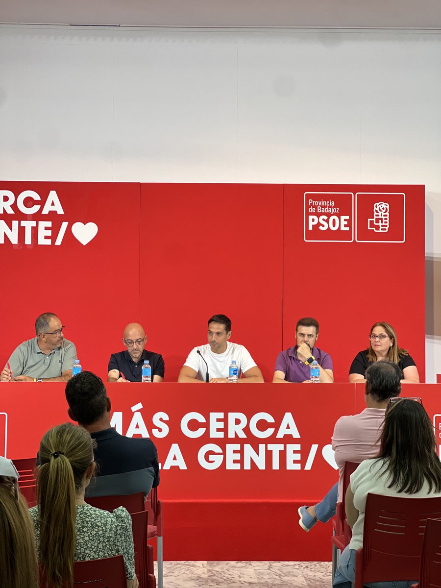 Nuestro secretario general provincial,𝗠𝗮𝗻𝗼𝗹𝗼 𝗕𝗼𝗿𝗿𝗲𝗴𝗼, se ha reunido con los y las portavoces del PSOE de la provincia de Badajoz en la oposición,para ofrecerles su apoyo y poner a su disposición  los recursos necesarios para ganar las próximas elecciones municipales.