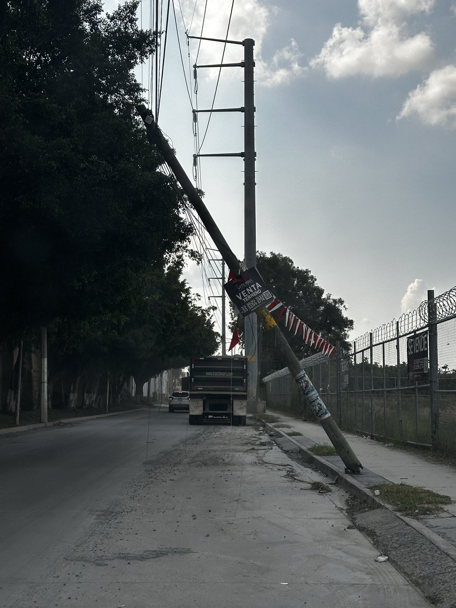 gia_giax's tweet photo. @Telmex @TELMEXSoluciona @PabloLemusN @PCJalisco @JuanJoseFrangie 
Hemos reportado este poste en 5 de Mayo en Zap desde hace 2 sem. Esta a punto de caerse y está el Summit School enfrente

Una tragedia a un niño y ustedes serán los responsables por su nula respuesta
@Trafico_ZMG https://t.co/Mzv6qnXTxL