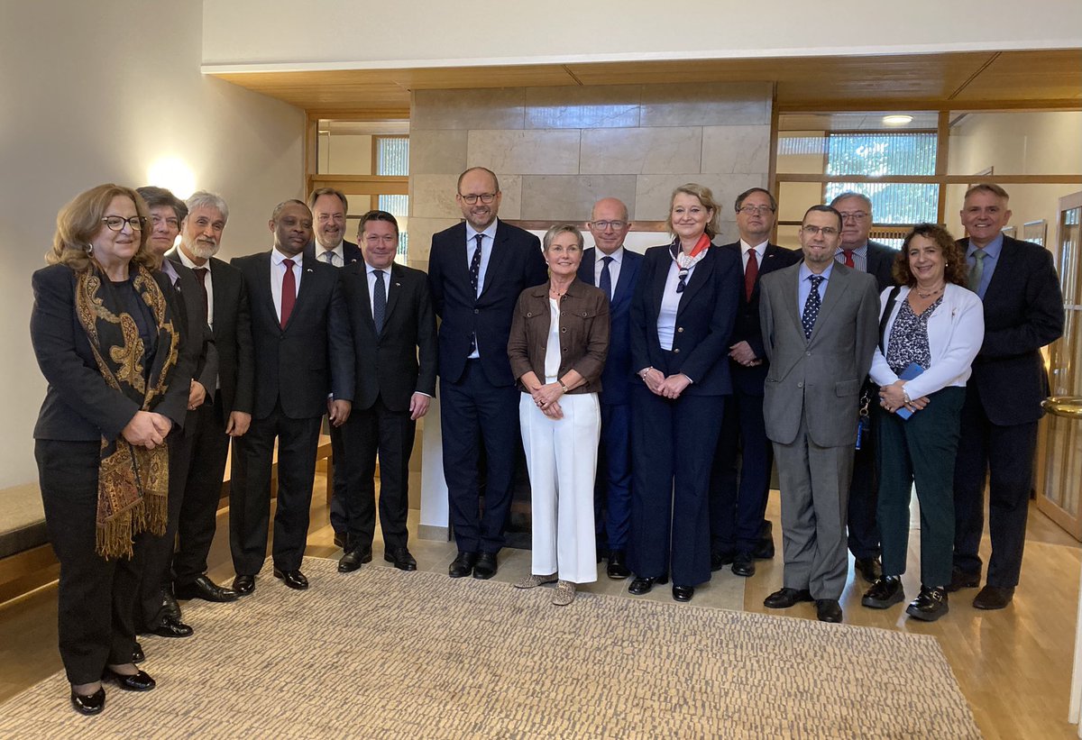 Dziękujemy Ambasador <a href="/PLpaivi/">Päivi Laine</a> <a href="/FinEmbWarsaw/">Finland in Poland</a> za gościnność i udane spotkanie w ramach Klubu Ambasadorów Mówiących po #Polsku. Zawsze jest warto podjąć szczerą dyskusję z szefem Biura Polityki Międzynarodowej <a href="/prezydentpl/">Kancelaria Prezydenta RP</a> 🇵🇱<a href="/marcin_przydacz/">Marcin Przydacz</a> 👏.