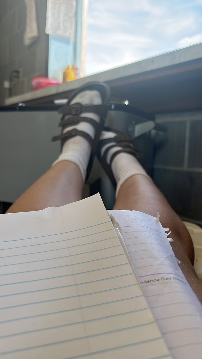 College homework and work at the same time is NOT FUN😞