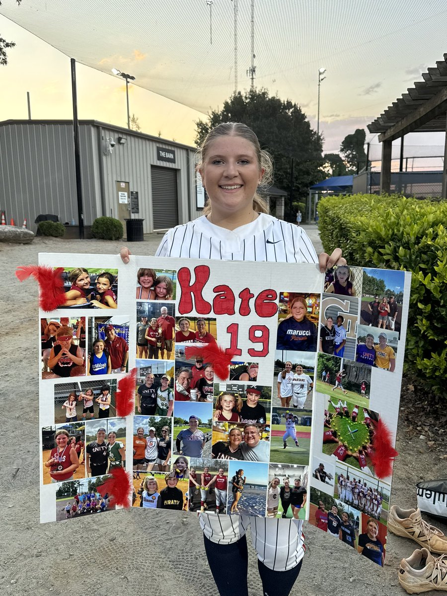 Our high school senior night celebration was perfect thanks to my younger teammates who made it so special for the five of us seniors. Thank you friends, family, former coaches, and my teachers for coming out to support me! 🧡💙🧡💙
<a href="/NorthSpringsHS/">North Springs High School Official Account</a> <a href="/AD_SpartaNation/">Coach Thomas</a>