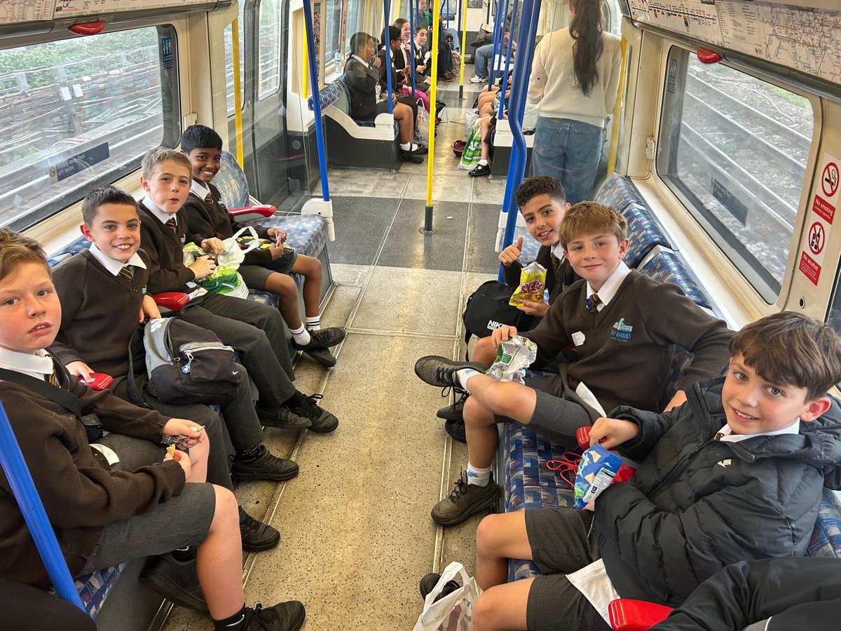 lady_bankes's tweet photo. The Year 6 house captains visited Buckingham Palace today! #TeamLB https://t.co/H2IlGCY1pT