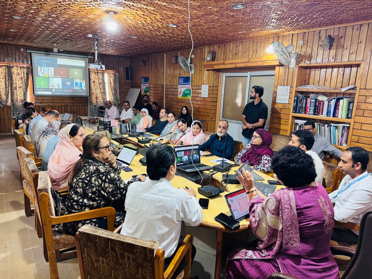 FamilyMch's tweet image. 📅 *18 September 2025* 
Director Family Welfare, Dr Poonam Sethi chaired an introductory &amp;amp; review meeting on #RoutineImmunization &amp;amp; #FamilyPlanning activities of Kashmir division with SEPIO, SMEMO, DyCMOs, DIOs, WHO SMO &amp;amp; UNDP PO. 
Spotlight on #SwasthNariSashaktParivarAbhiyaan
