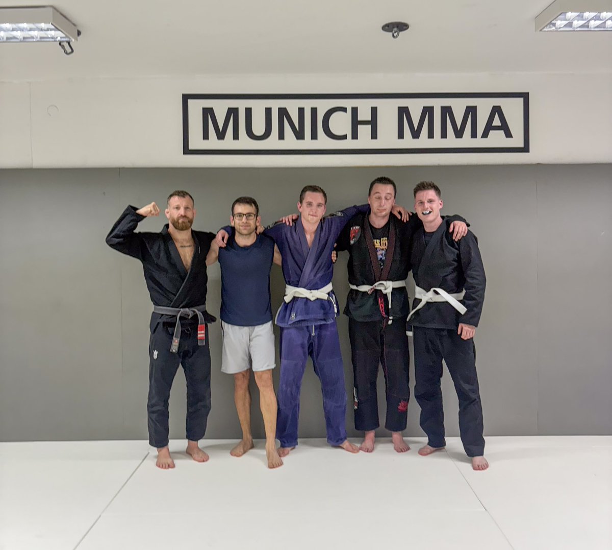 Jiu Jitsu Squad🤌

تیم جوجیتسو MMA Munich💪

تمرین با هیولاهای مونیخ🫡

من سبک ترین‌شونم :)