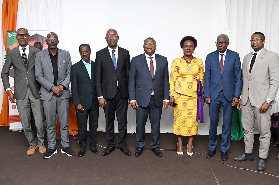 MINCOM_CI's tweet image. 📰 Présidentielle 2025 : le Ministre Amadou Coulibaly a lancé le portail d’information de l’#AIP dédié au scrutin.
Objectif : une info fiable, impartiale et vérifiée pour citoyens, journalistes et observateurs.
Une avancée pour transparence et démocratie.
#Présidentielle2025