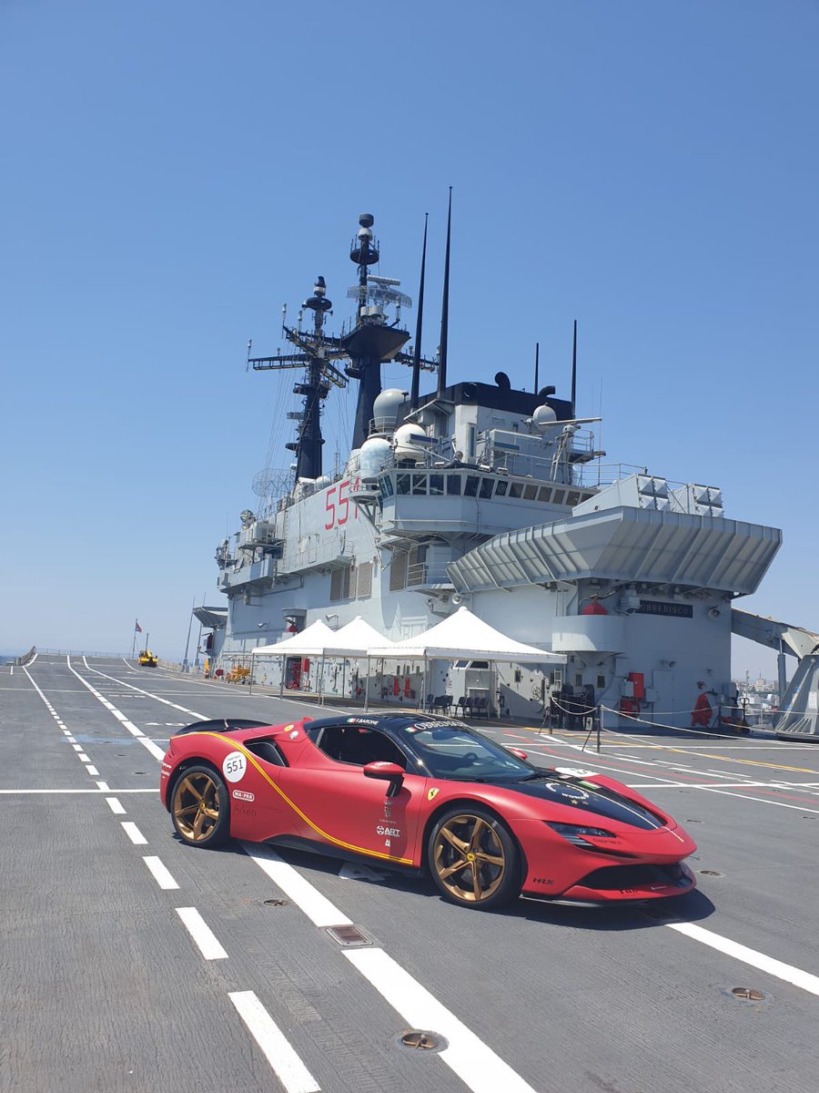 🇮🇹
Włoch Fabio Barone ustanowił światowy rekord prędkości na krótkim odcinku, kierując Ferrari SF90. Całe wydarzenie odbyło się na pokładzie lotniskowca.

Kierowca rozwinął prędkość 164 km/h, na pokładzie lotniskowca Marynarki Wojennej „Triest” o długości nieco ponad 200 m.