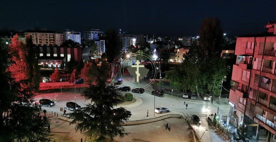 Lukai1861's tweet photo. #Kosovo #Serbia | #BREAKING:
Possible arrival of Albin Kurti in North Mitrovica.
UNCONFIRMED reports indicate a significant #ROSU and Kosovo Police presence in North Mitrovica, including armored vehicles and civilian-clad operatives.
Key locations reportedly include residential blocks, Dolče Vita, PIO Bošnjačka, and the military repair facility.
#KosovskaMitrovica #Kurti