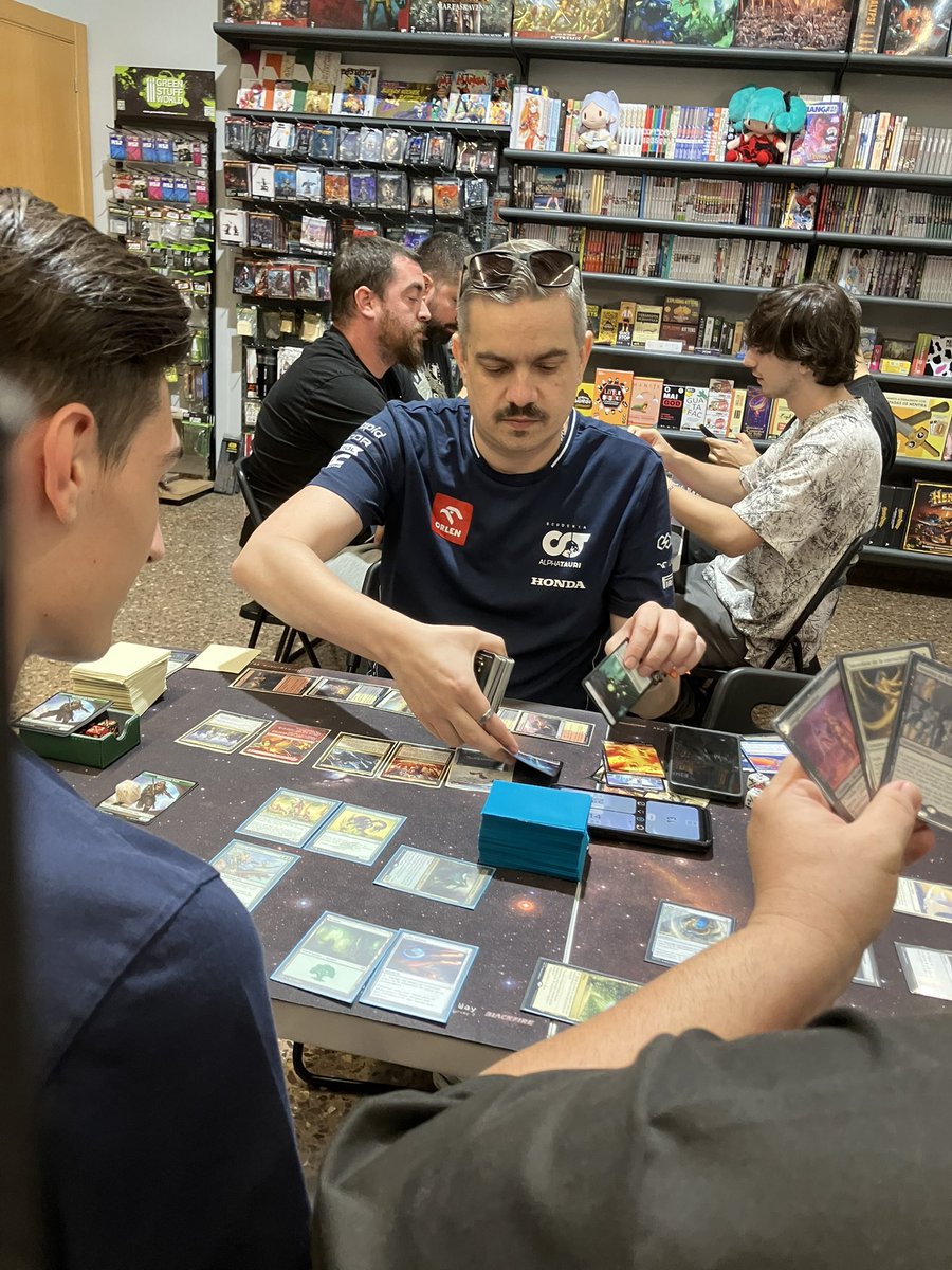 Peazo de tarde de Commander!
Ya hemos calentado las mesas para las presentaciones de mañana y siempre con el mejor ambiente que podríamos desear!
Muchas gracias a todos! 💪🏼✨