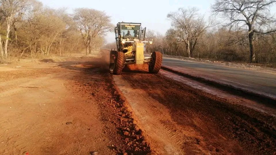 MairosiWatungwa's tweet image. #ProgressUpdate| The Bulawayo-Victoria Falls Road Rehabilitation Project is taking shape! Construction is in progress on the 80km stretch from Bulawayo City, enhancing connectivity and travel experiences. 
#EDWORKS
#InfrastructureDevelopment
@MinistryofTID @MhonaFelix…