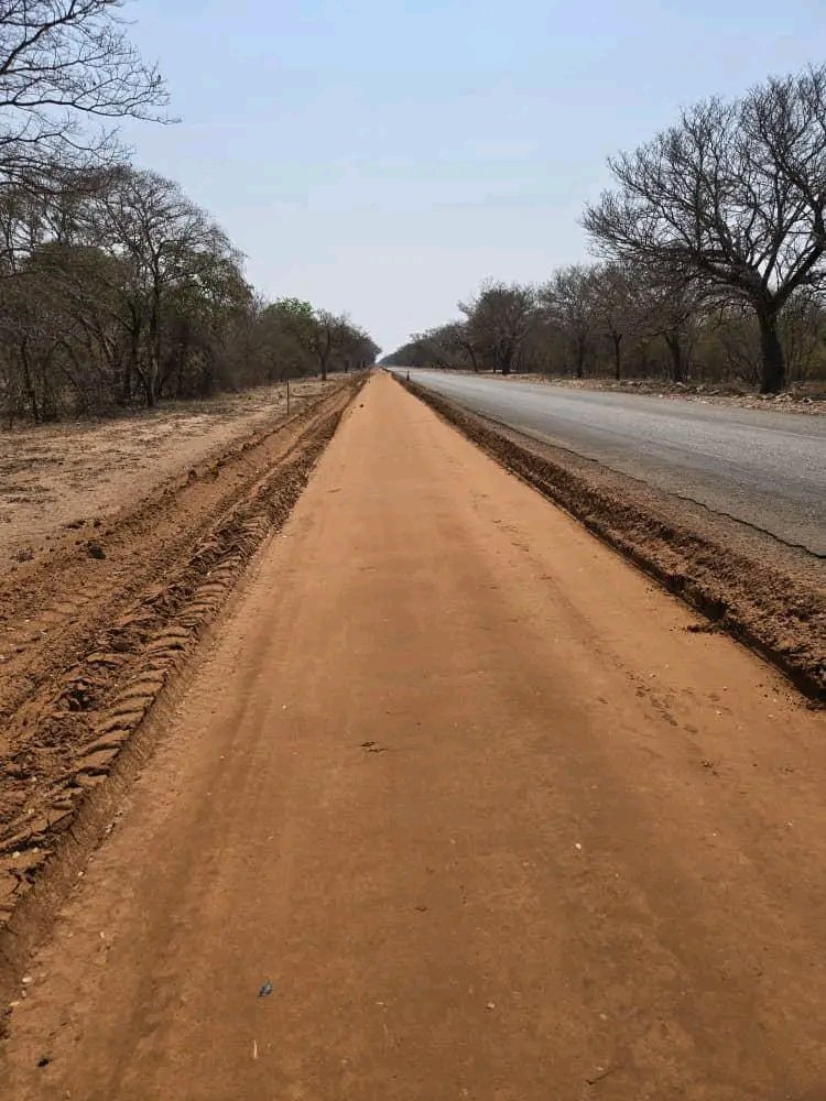 MairosiWatungwa's tweet image. #ProgressUpdate| The Bulawayo-Victoria Falls Road Rehabilitation Project is taking shape! Construction is in progress on the 80km stretch from Bulawayo City, enhancing connectivity and travel experiences. 
#EDWORKS
#InfrastructureDevelopment
@MinistryofTID @MhonaFelix…