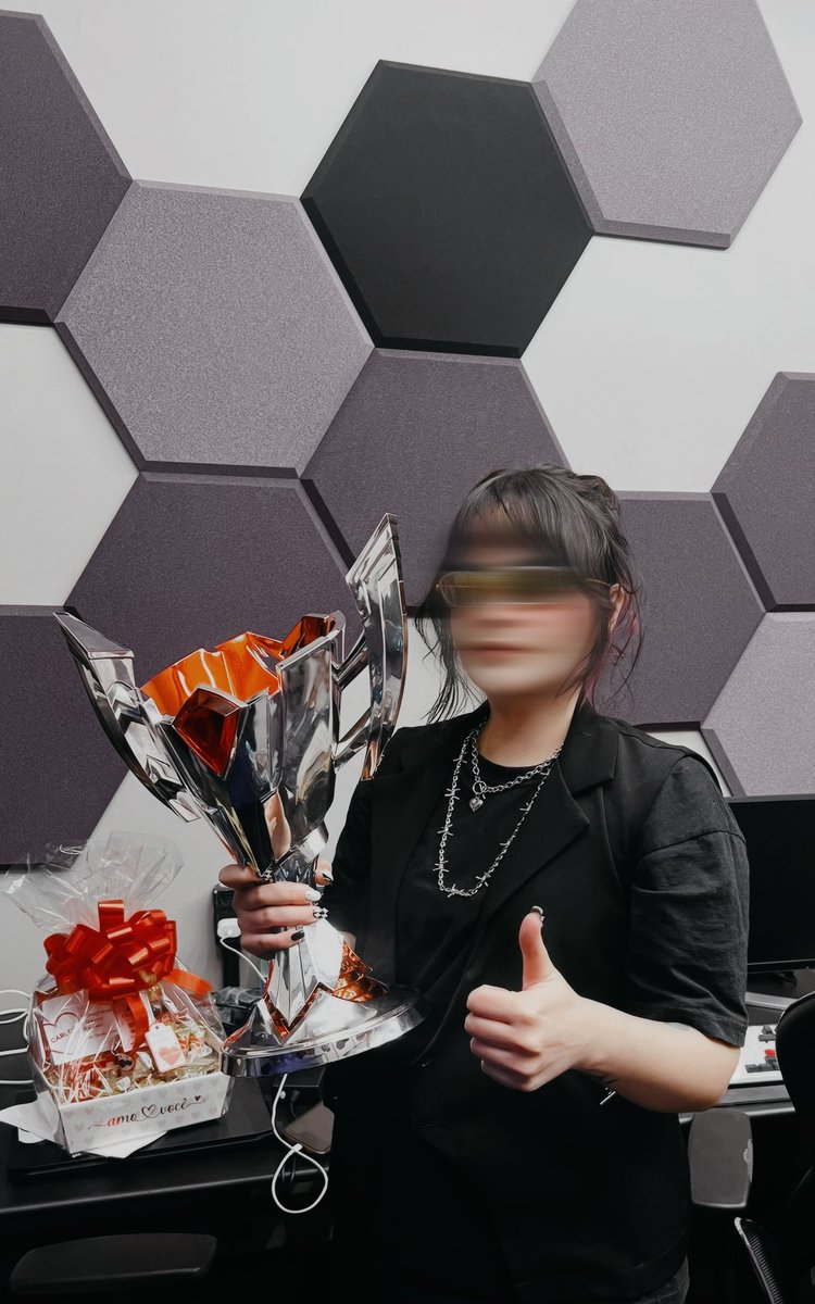 Não tinha postado pq achei minha cara mto feia e então achei uma solução. 
🏆🏆🏆🏆
<a href="/VivoKeyd/">Vivo Keyd Stars</a> 💜