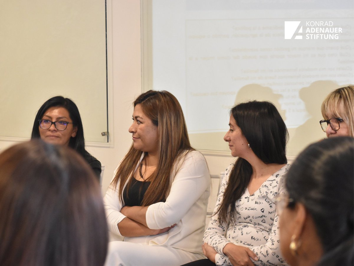 KAS__Bolivia's tweet photo. ✨ ¡Así vivimos el primer día del Taller para Mujeres Asambleístas! 💗🇧🇴
Encuentro de formación y diálogo donde mujeres de todo el país fortalecen su liderazgo y representación política. 🌿👩‍💼
#KASBolivia #MujeresEnLaPolítica #TallerNacional https://t.co/h7LqIaDBxF