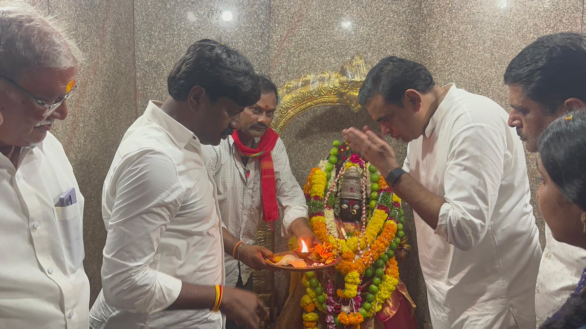 kiran_chamala's tweet photo. నకిరేకల్ మండలం చందుపట్ల గ్రామంలో నిర్వహించిన శ్రీ శ్రీ ముత్యాలమ్మ తల్లి బోనాల పండుగకు నకిరేకల్ ఎమ్మెల్యే శ్రీ వేముల వీరేశం గారితో కలిసి హాజరై అమ్మవారిని దర్శించుకుని ప్రత్యేక పూజలు నిర్వహించటం జరిగింది. ఈ సందర్భంగా ప్రజలంతా అమ్మవారి ఆశీస్సులతో సుభిక్షంగా ఉండాలని కోరుకోవటం జరిగింది. 

#chamalakirankumarreddy
#BhongirParliament
#TelanganaCongress
#IndianNationalCongress