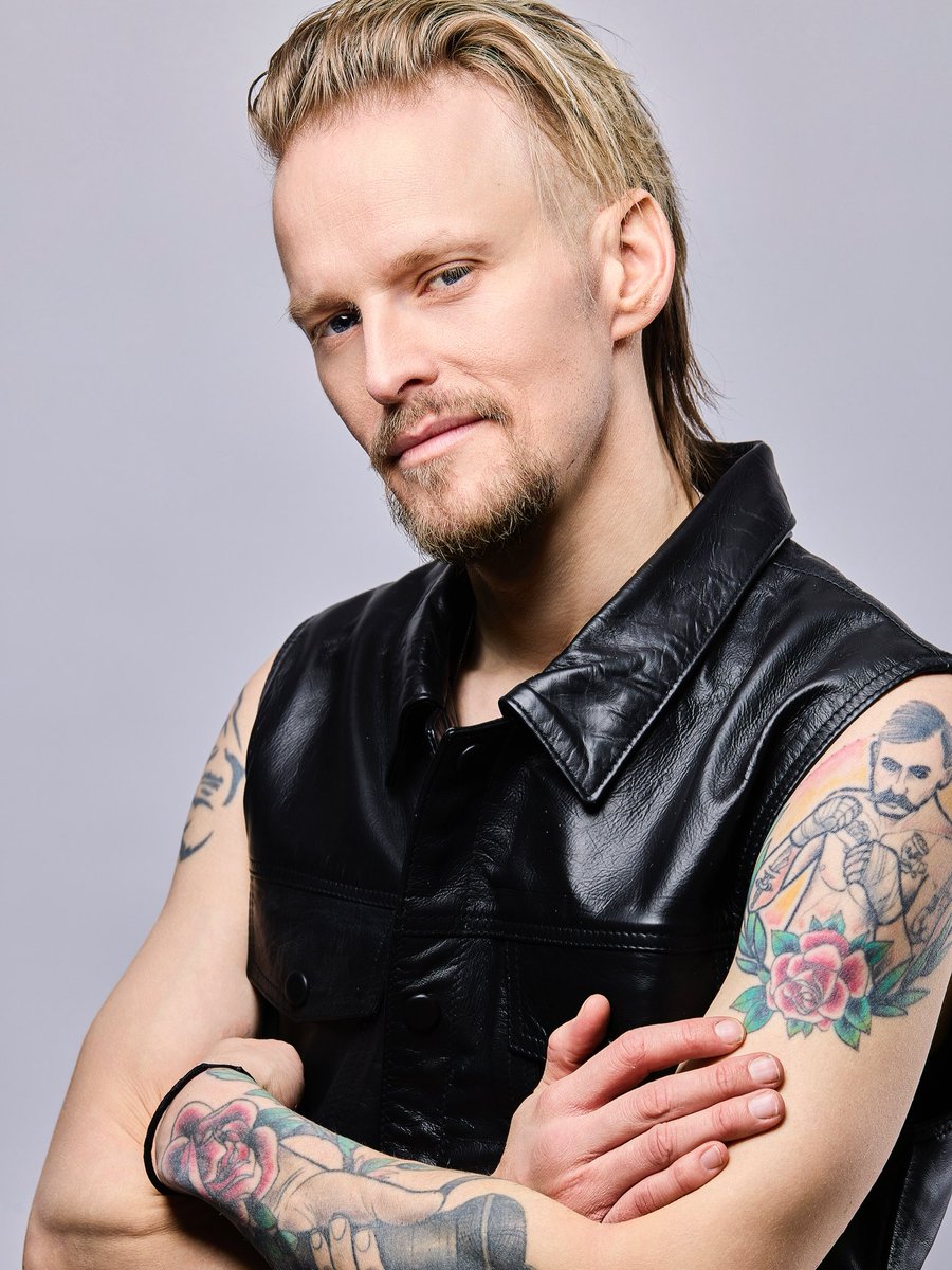 New music in the works! Feels so damn good to be back in the creative zone again. Can’t wait for you to hear the new stuff!! Photo: Christian Schneider #new #music #erikgronwall #rock