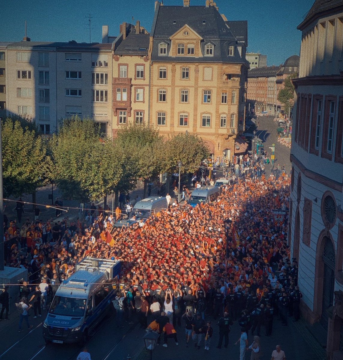 🔥 Galatasaray taraftarı gişeyi patlattı taraftarlarımızın çoğu stada biletsiz giriş yapıyor.