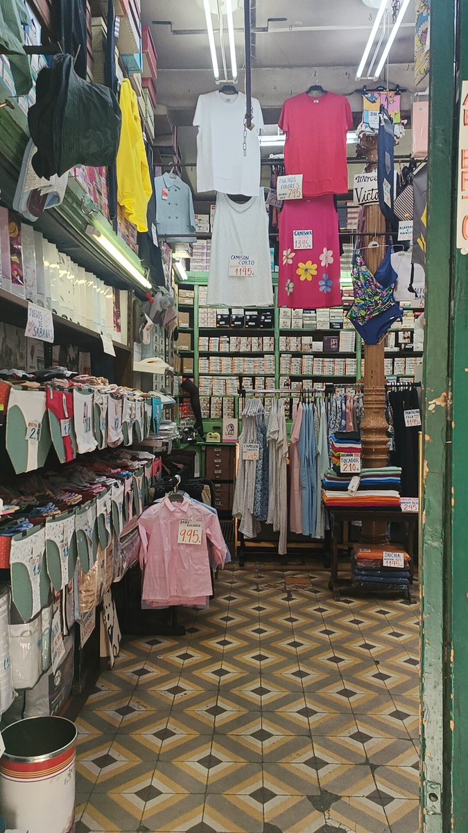 Superviviente en la calle Noviciado, la Mercería Victoria.