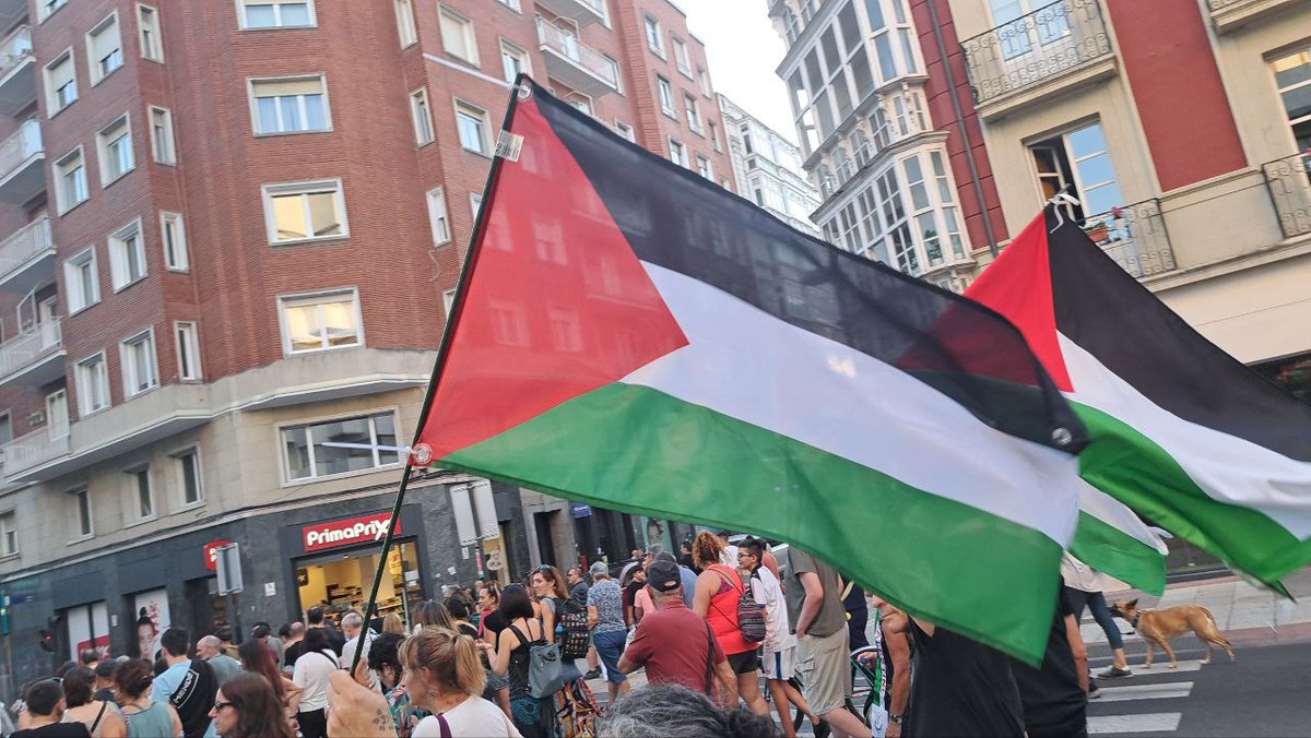 Ezer ez egitea ez da aukera bat, isilik geratzea aukera bat ez den moduan.

Genozidioa gelditzea eginbehar bat da eta halaxe eskatu dugu Gasteizko kaleetan.

Aurrera Palestina askea!