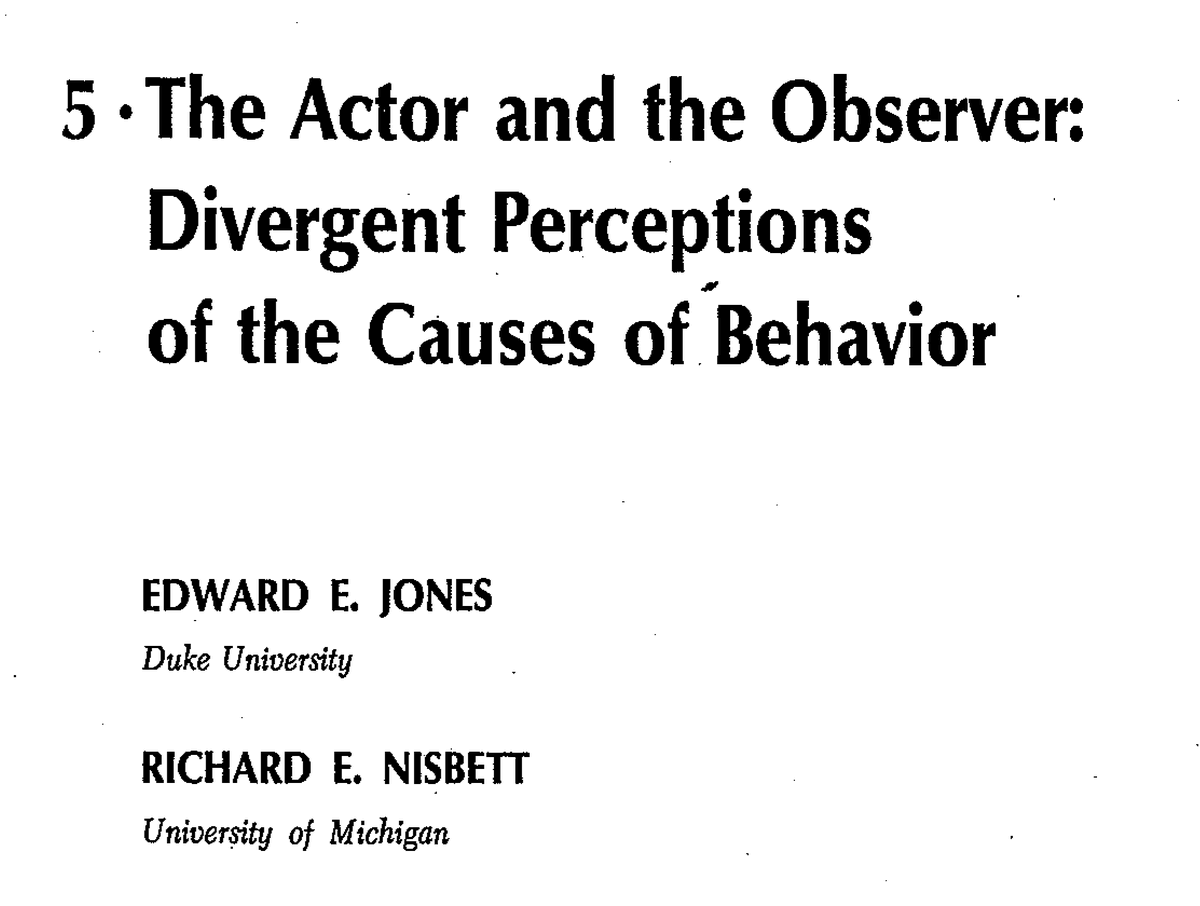 İnsanlar arası yanlış anlaşılmaların, önyargıların ve çatışmaların temelinde yatan basit ama güçlü bir bilişsel mekanizma vardır:
Kendi davranışlarımızı koşullara; başkalarının davranışlarını kişilik özelliklerine atfederiz.