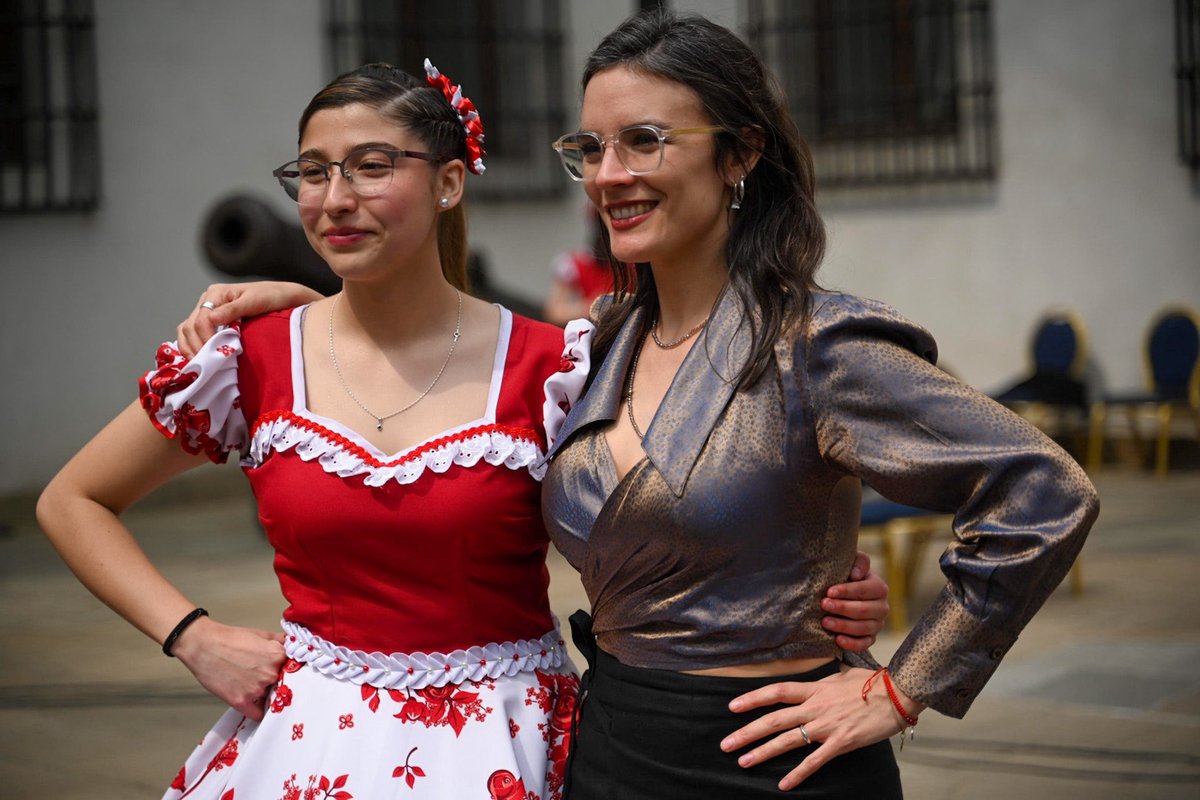 ¡Seguimos celebrando a nuestro Chile al ritmo de la cueca! 💃🇨🇱 Con música, alegría y zapateo, nos reunimos en La Moneda para el tradicional esquinazo. Junto a ministras, ministros y autoridades de Gobierno brindamos por el aniversario n°215 de nuestro país.