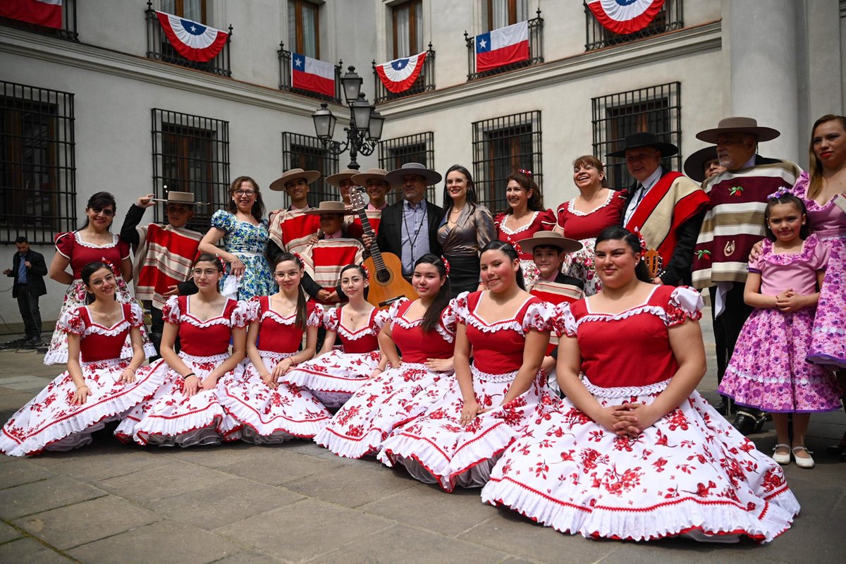 camila_vallejo's tweet photo. ¡Seguimos celebrando a nuestro Chile al ritmo de la cueca! 💃🇨🇱 Con música, alegría y zapateo, nos reunimos en La Moneda para el tradicional esquinazo. Junto a ministras, ministros y autoridades de Gobierno brindamos por el aniversario n°215 de nuestro país. https://t.co/NTXqyFflcd
