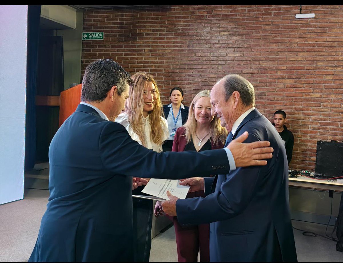 La @LegislaturaMza declaró de interés las II Jornadas Odontológicas Universitarias de la CRUP organizadas por la <a href="/UdeMendoza/">UM</a>. Los felicito por el crecimiento y compromiso académico.
Acompañar a colegas en estos espacios es muy gratificante. <a href="/hebesil/">Hebe Casado</a> <a href="/petilombardi/">Andrés Peti Lombardi</a> <a href="/giulianad7/">Giuliana Díaz</a>