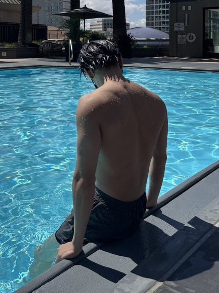 TYUNMEOW__'s tweet photo. Si la vida me da la espalda le ruego que sea la de Kang Taehyun sldldlxkdld https://t.co/itKl0Yczzn