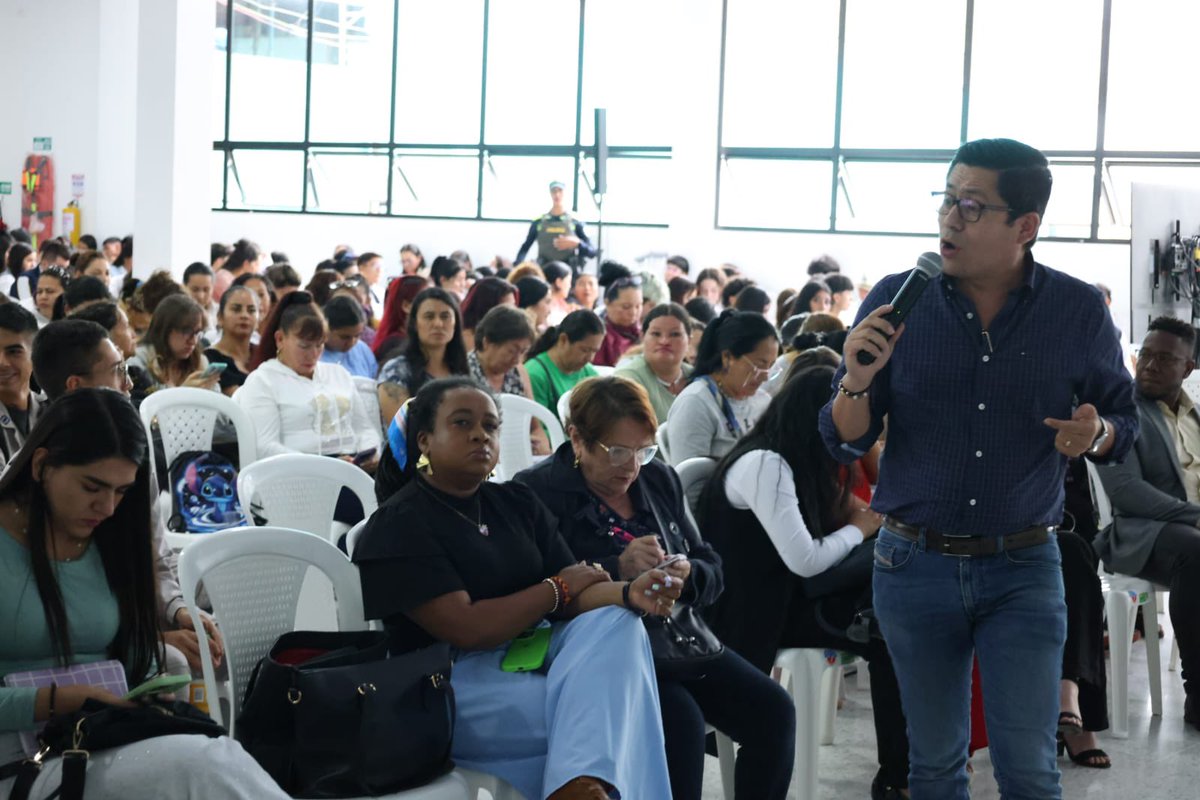 Fusagasugá nos abrió las puertas…
¡Y más de 800 ciudadanos dijeron presente! 
“Diálogos por la Democracia” sigue recorriendo el país, creando espacios donde la participación es la protagonista.

🗣️ Inquietudes resueltas.
💬 Opiniones compartidas.
💡 Ideas que nacen del diálogo.