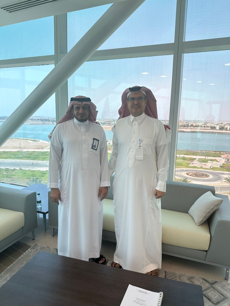 بعد مسيرة عملية حافلة بالإنجاز والعمل الدؤوب ومحبة الناس، تشرفت هذا اليوم بزيارة توديع للاخ والزميل الحكيم والرفيق الصادق الأستاذ/ أحمد بن صالح الزهراني مدير إدارة الخدمات الإدارية بالهيئة الملكية بينبع في مكتبه. 

اسال الله له العمر المديد والصحة والسعادة الدائمة.