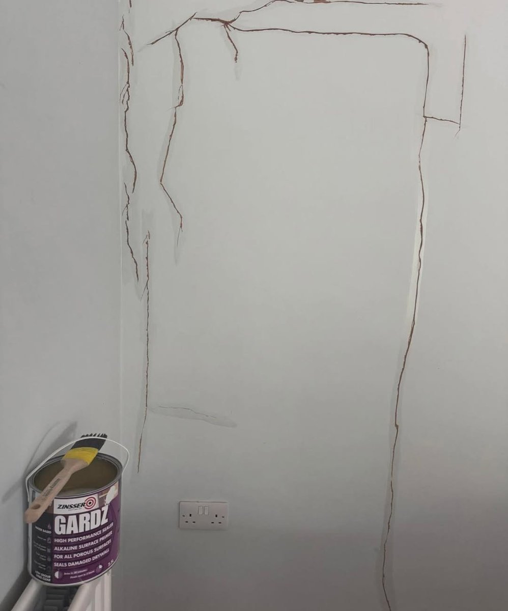 DecoratorsU's tweet image. Anyone seal cracks like this BEFORE filling? Doing a proper job of the prep separates Decorators from toshers💪💪

#decorators #preparation #cracks