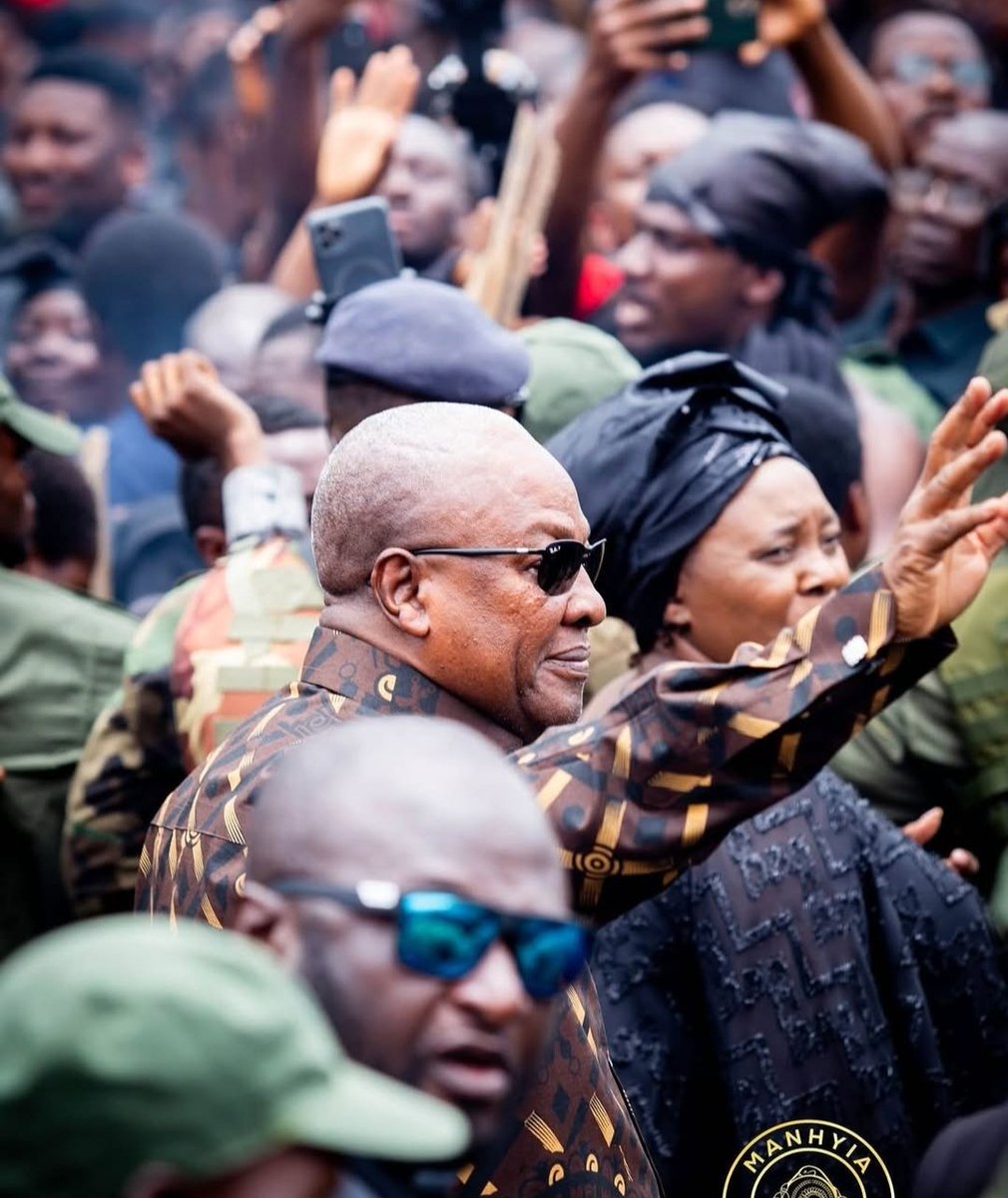 ThinkNewsOnline's tweet photo. President @officialjdmahama joins Asantehene, Otumfuo Osei Tutu II at the D)te Yie of his late sister, Nana Konadu III, Asantehemaa at Manhyia Palace, Ashanti Region.
#Thinknewsonline
#Thinktv https://t.co/HTQ7bHsmht