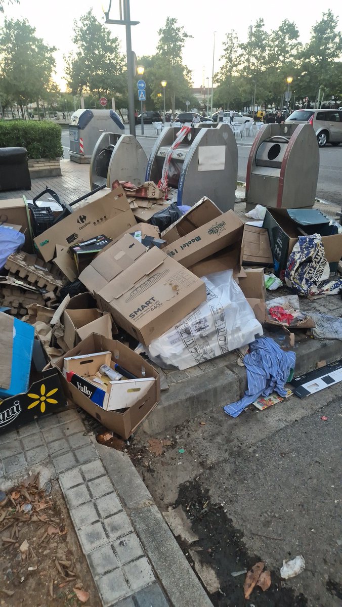 #tarragona #tarragonabruta
Asco infinito 💩💩💩🤢🤢🤮🤮🤮
<a href="/TGNAjuntament/">Ajuntament de Tarragona</a> 
<a href="/sindicdegreuges/">Síndic de Greuges</a>